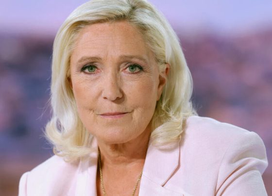 Mesmo condenada pela justiça, Marine Le Pen mantém mantém candidatura à eleição presidencial na França em 2027