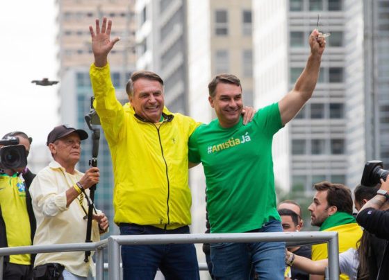 Moraes suspende visitas de Flávio a Jair Bolsonaro por 90 dias