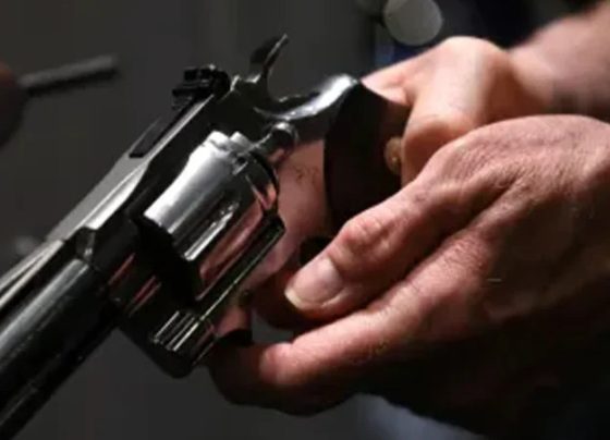 Mortes violentas recuaram 8,2% no Brasil em 2025, porém feminicídios aumentaram