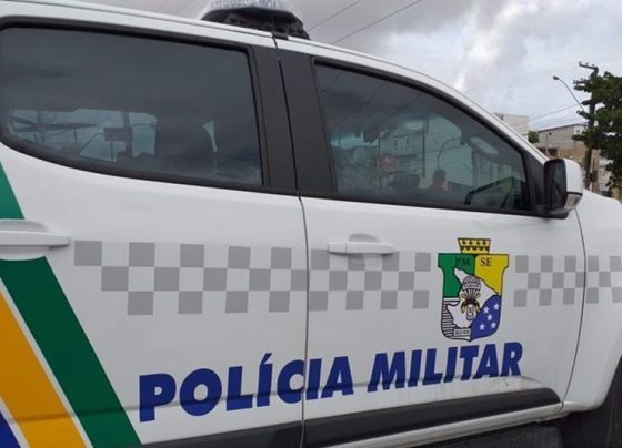 Polícia Militar conduz um homem suspeito de crime de natureza sexual contra criança em Itabaianinha