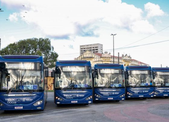 Prefeita de Aracaju entrega mais 15 ônibus elétricos à população e anuncia novos investimentos no transporte coletivo