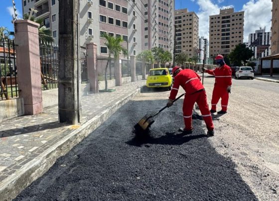 Prefeitura realiza serviços de tapa-buraco e recapeamento em diversos bairros