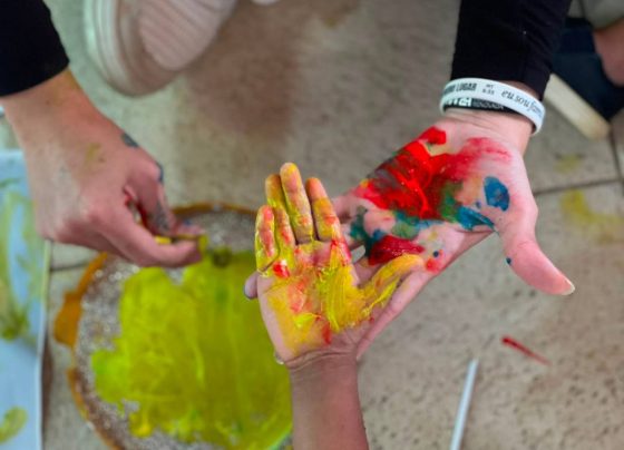 Projeto Férias Voluntárias leva música, brincadeiras e arte a crianças acolhidas