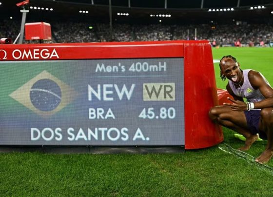 Alison dos Santos bate recorde mundial nos 400m com barreiras