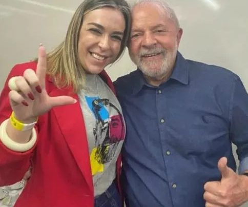 Apesar de dizer desconhecer lobista Roberta Luchsinger, Lula saiu ao menos em três fotos com ela