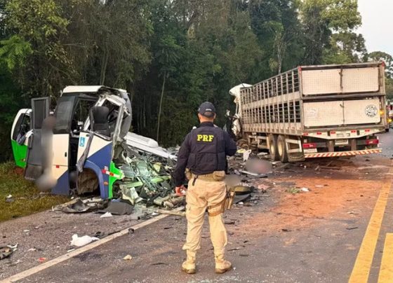Batida entre micro-ônibus e carreta deixa 23 mortos e cinco feridos no Paraná