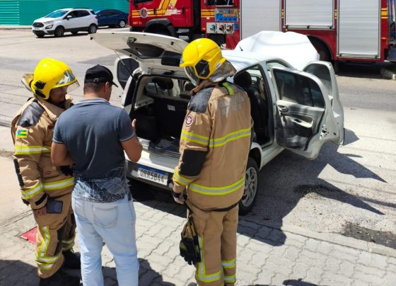 Bombeiros atendem um princípio de incêndio em veículo Fiat Uno, no bairro Jardins, em Aracaju
