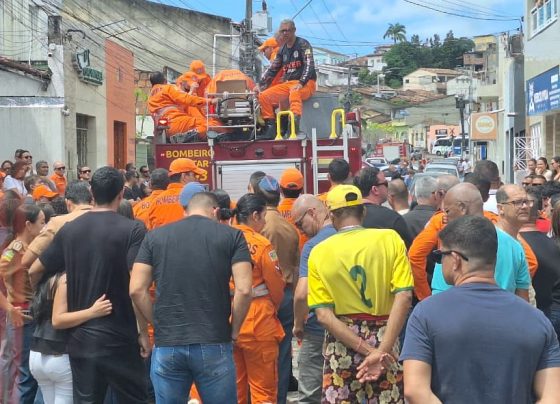 Bombeiros prestam homenagem ao sargento Luciano Santos Victoria em despedida