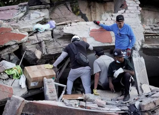 Colômbia entra no 2º dia de buscas após terremotoque matou mais de 220 pessoas