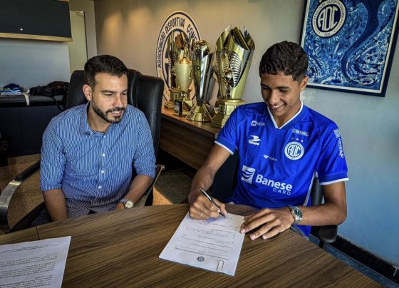 Confiança assina contrato de formação com zagueiro de 17 anos