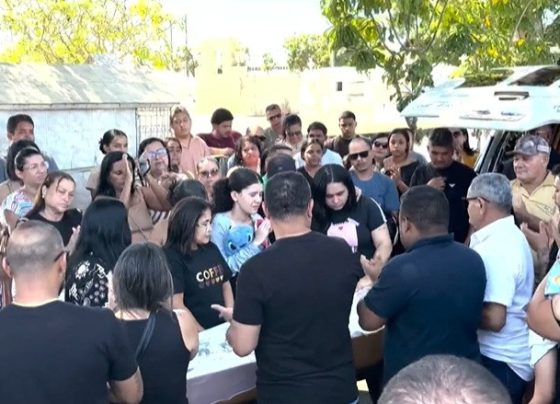 Corpos de estudantes que morreram afogados são sepultados sob comoção em Aracaju