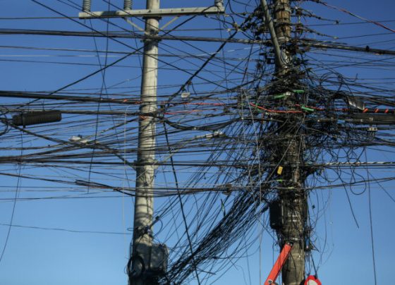 DISTRIBUIDORAS DE ENERGIA RETIRARAM 2 MIL TONELADAS DE CABOS IRREGULARES DE POSTES EM 2025
