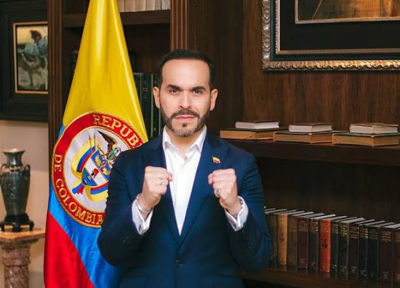 Direitista Abelardo De La Espriella toma posse como presidente da Colômbia, priorizando o combate ao narcoterrorismo e o crescimento econômico