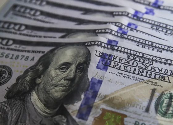 Dólar cai para R$ 5,17 após anúncio de recompra de títulos nos EUA