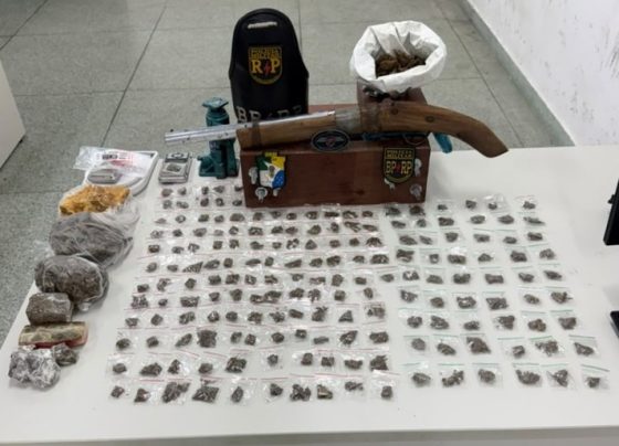 Drogas, arma e materiais usados no preparo de entorpecentes são apreendidos em imóvel abandonado em Aracaju