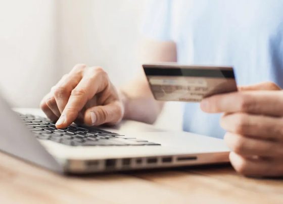 E-commerces registraram quase 90 mil tentativas de fraude no período do Dia dos Pais de 2025, aponta estudo da Serasa Experian