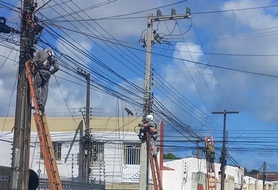 Empresas de energia retiraram 2 mil toneladas de cabos irregulares de postes em 2025