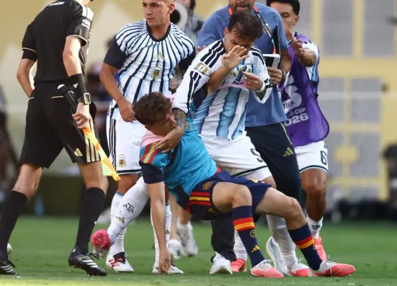 Fifa pune Argentina por conduta discriminatória de torcedores e suspende quatro jogadores por briga na final da Copa do Mundo de 2026