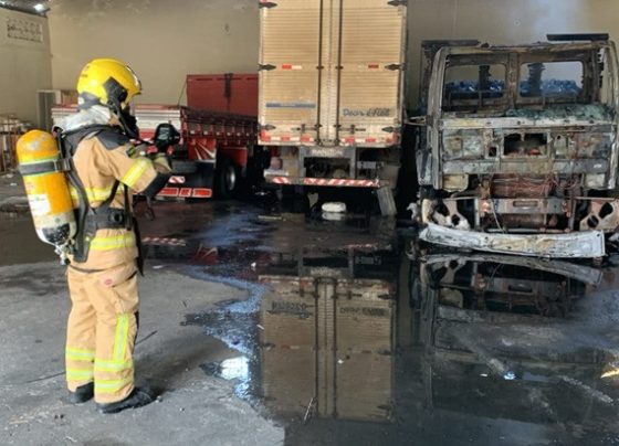Fogo atinge depósito em Aracaju e destrói caminhão