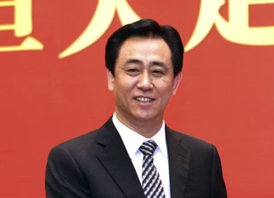 Fundador da Evergrande é condenado a prisão perpétua na China