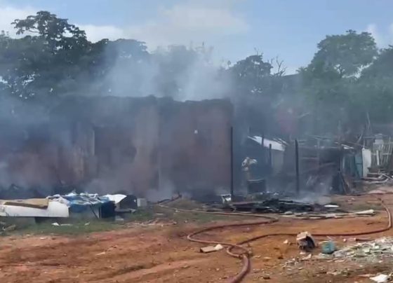 Incêndio atinge barracos localizados na Rua Paraíba nas proximidades de um antigo hospital, em Aracaju