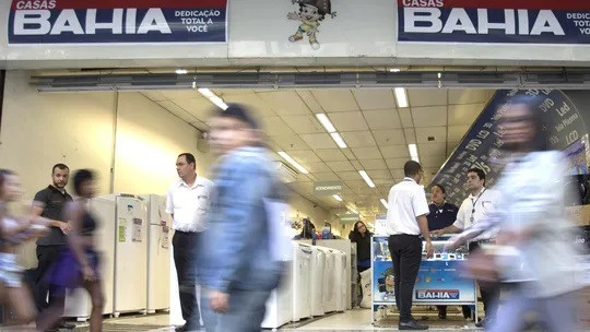 Justiça suspende demissões em massa de trabalhadores das Casas Bahia