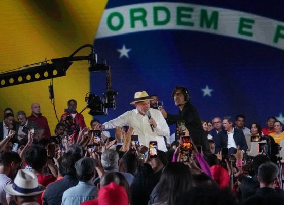 Lula evita ataques, exalta legado e se diferencia de rivais na estreia da campanha