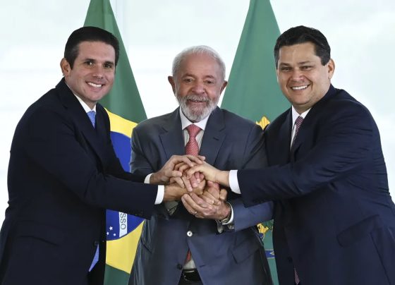 Lula sela acordo com presidentes da Câmara e do Senado por fim da ‘taxa das blusinhas’