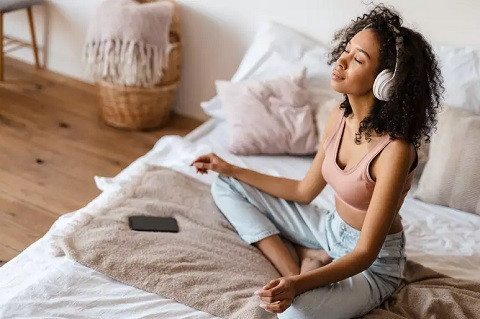 Pesquisas científicas recentes associam a prática regular da meditação à diminuição do estresse e melhora do sono