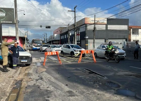 SMTT organiza trânsito durante reparo emergencial em tubulação na rua Mariano Salmeron