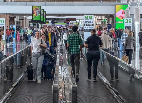 Setor de serviços fica estável em junho e sobe 2% no 1º semestre