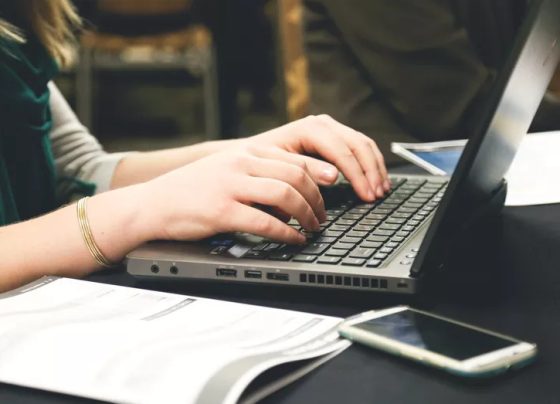 Três em cada quatro pequenos negócios no Brasil usam computador no cotidiano durante operação