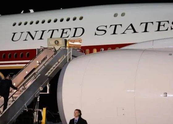 Trump foi colocado escondido em caminhão para trocar de avião por ameaça do Irã, segundo relatos