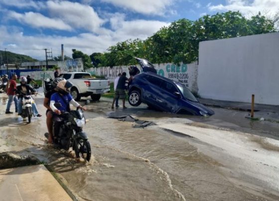 Tubulação rompe e carro cai em cratera na Rua Julieta Pereira Alves, no bairro Industrial, em Aracaju