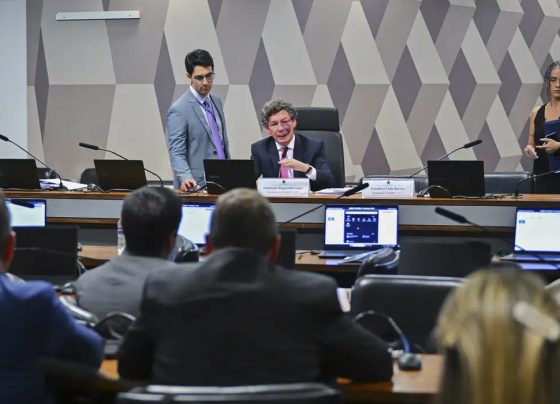 Ajustes no texto adiam votação da MP da “taxa das blusinhas”