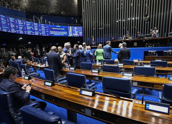 Aziz articula rito especial para levar PEC da escala 6×1 ao plenário