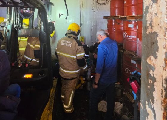 BOMBEIROS AUXILIAM SAMU NO SOCORRO A ELETRICISTA QUE SOFREU QUEDA DE FORRO EM FÁBRICA NA CIDADE DE ESTÂNCIA