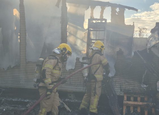 Bombeiros combatem incêndio em um contêiner no bairro Atalaia