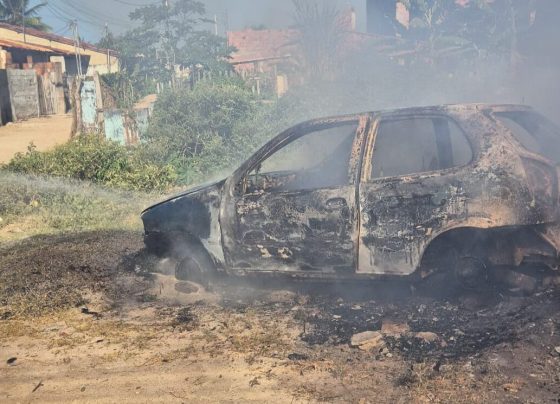 Bombeiros combatem incêndio em veículo abandonado em Aracaju