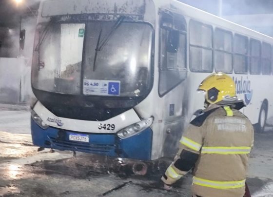 CBM combate incêndio em ônibus em garagem de empresa em Aracaju