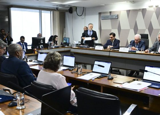 CCJ do Senado aprova PEC que acaba com jornada 6×1