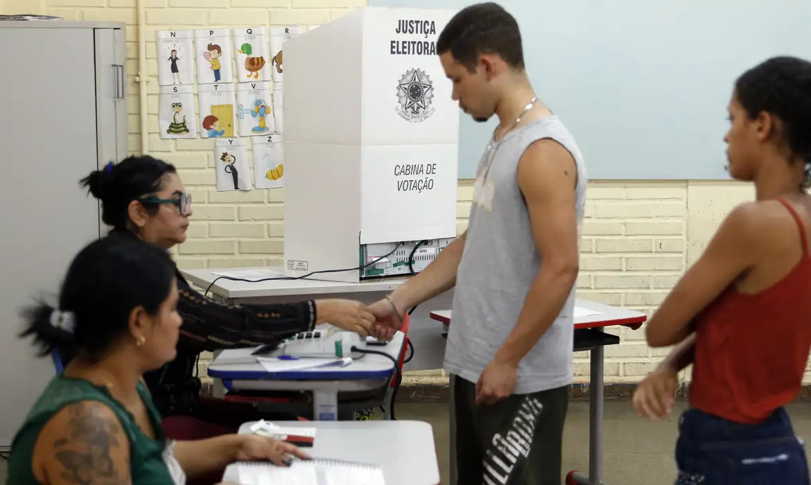 Caminhos da Reportagem: importância do voto para jovens e idosos
