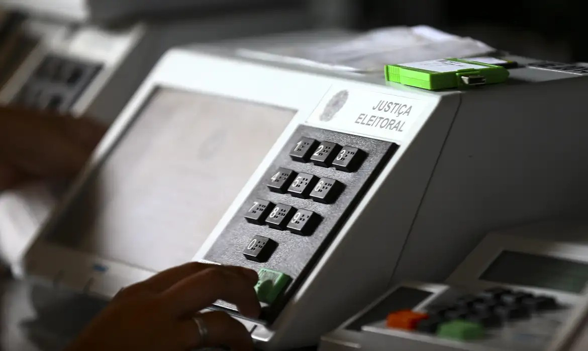 DA OBRGAÇÃO DE VOTAR E SUA ISENÇÃO CONSTITUCIONAL