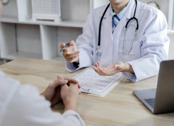 Dermatologista explica diferença entre hidradenite e furúnculo