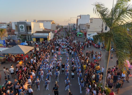 Desfile Cívico Estudantil de Carira reúne 18 escolas municipais e cerca de 3.500 alunos
