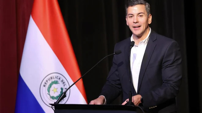 Diante de crise institucional e da elevada carga tributária no Brasil, presidente do Paraguai convida empresários brasileiros a investir no país