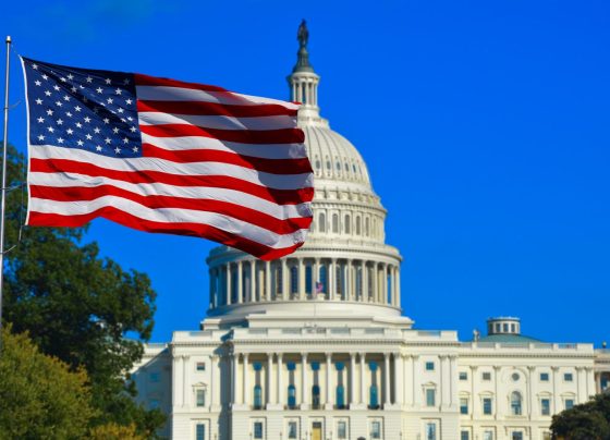 Dívida dos EUA passa de R$ 200 trilhões. Por que Trump não consegue frear a alta?