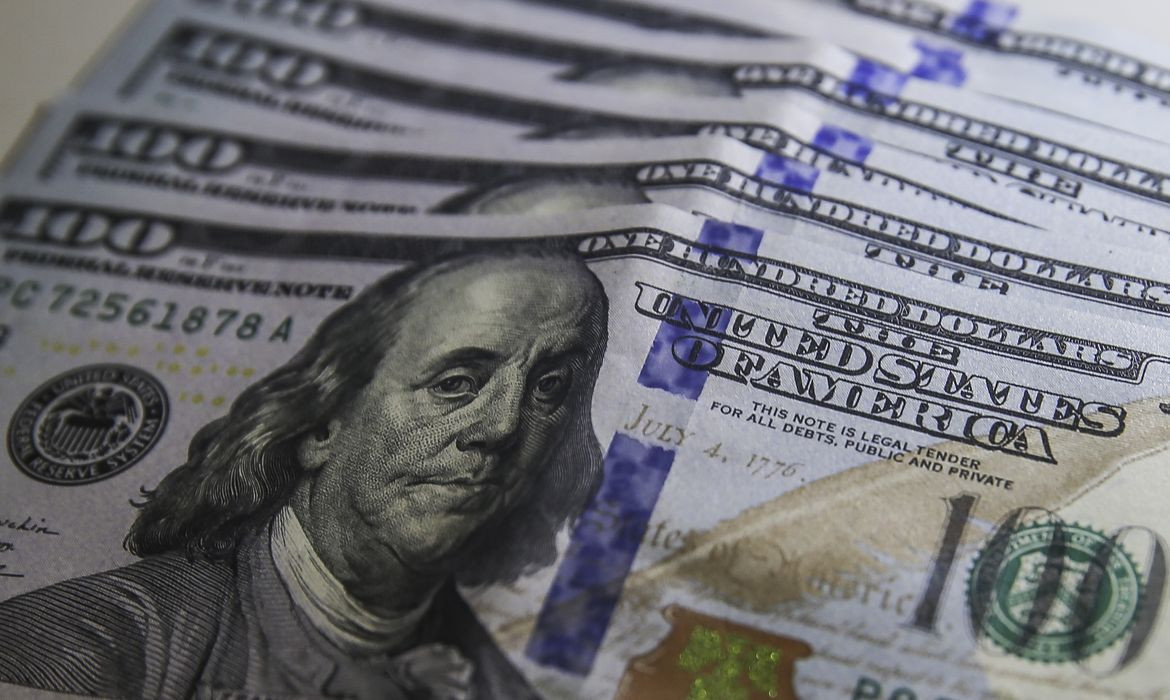 Dólar cai para R$ 5,17 e acumula recuo de 0,15% em setembro