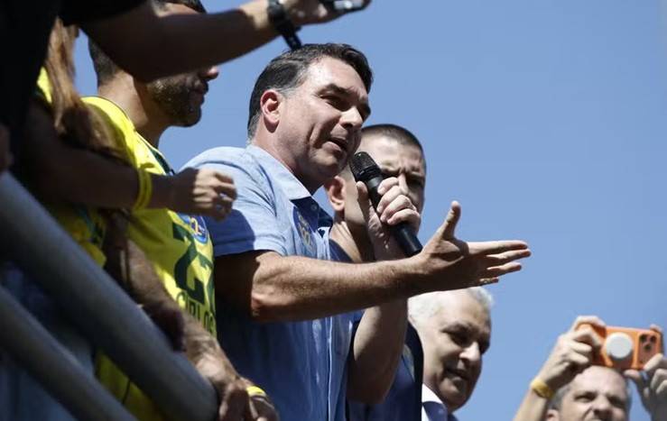 Flávio Bolsonaro destinou emenda a miliciano condenado no caso Marielle