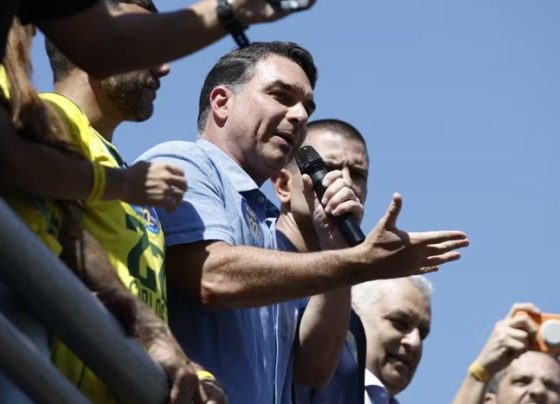Flávio voltou dos EUA com a família em jato de Vorcaro que foi usado por Moraes